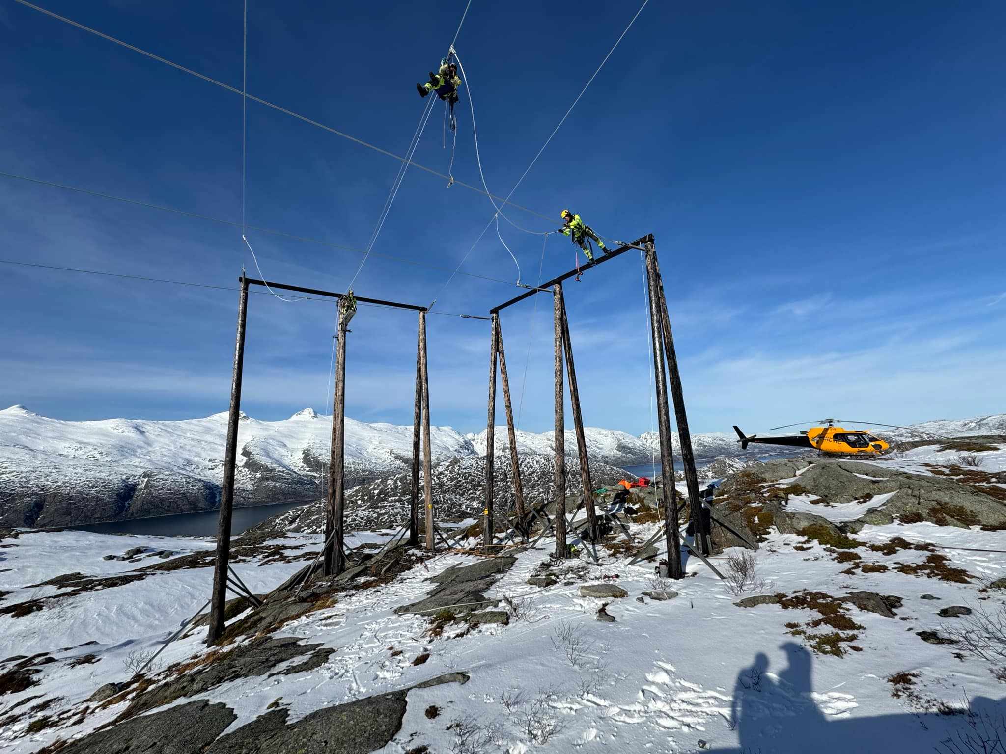 Montører jobber med feilretting av regionalnettslinje på Helgeland