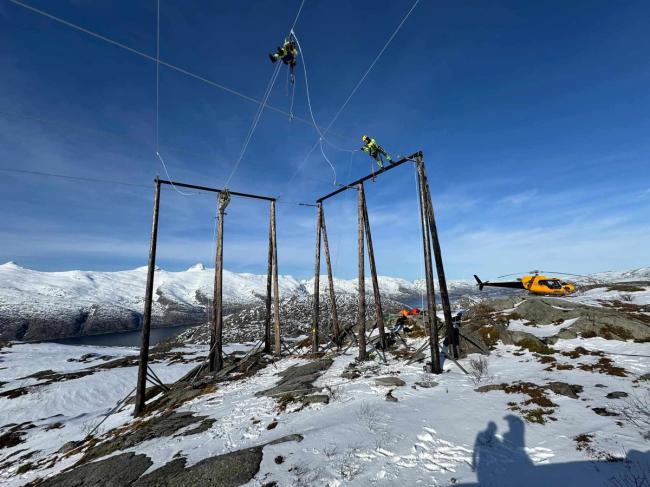 Montører jobber med feilretting av regionalnettslinje på Helgeland
