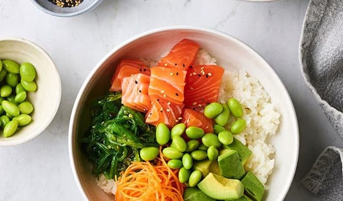 Ponzu sashimi bowl with sushi rice, edamame and pickles