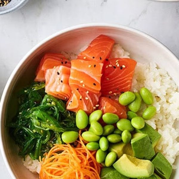 Ponzu sashimi bowl with sushi rice, edamame and pickles