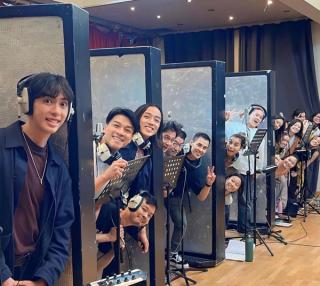 Leon Hong正在錄音室錄製音樂專輯。