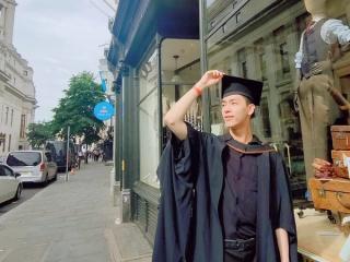 Leon穿著長袍從倫敦學校畢業。