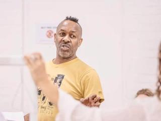 Omar在白色排練室裡執導一場演出。