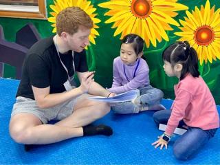 Ryan 教導孩子們英語台詞。