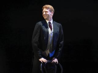 Ryan Wolpert穿著西裝扮演一個快樂的角色。