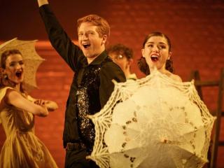 Ryan 在一場華麗的音樂會上唱歌。