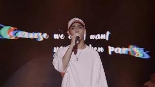 Leon Hong穿著現代、韓流、全白色的服裝唱歌。