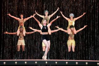 Leonie和一群舞者一起跳舞。