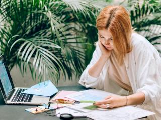 A student counting bills.