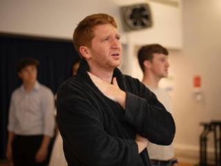 Ryan 穿著禮服變得情緒激動。