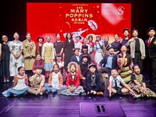 《歡樂滿人間》的全部演員和工作人員合影。