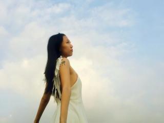 Beth 與藍天白雲合照。