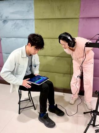 Leon recording a student’s singing with iPad.