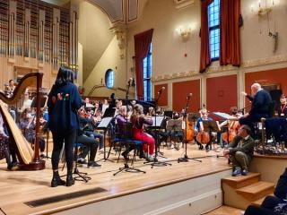 一些音樂學生在音樂廳排練