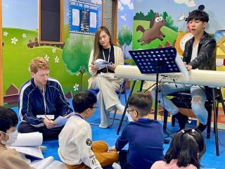 Leon 指導聲樂歌唱部分。