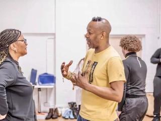 Omar在排練室里指導一位黑人女士