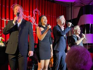 Ryan 與其他西區傳奇演員們一起表演。