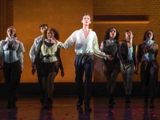 Rob和一些舞者一起扮演搖滾角色。