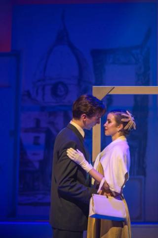 Leonie扮演一個女人和一個男人在相擁。