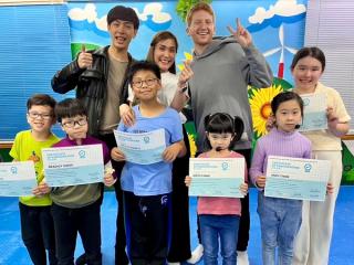 兩位老師頒發參與證書給學員。