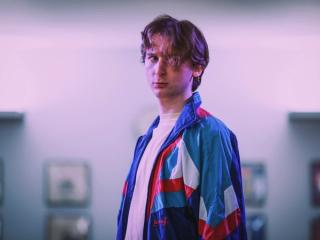 Rob扮演一個嚴肅的角色。