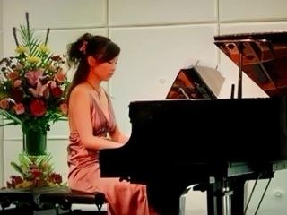 Sandra 在音樂會上彈鋼琴。