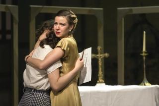 Leonie扮演著保護女兒的角色。