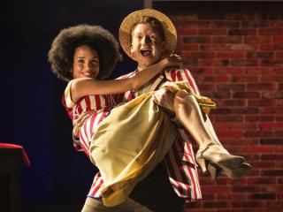 Ryan 一邊唱歌一邊抱著一個女孩。