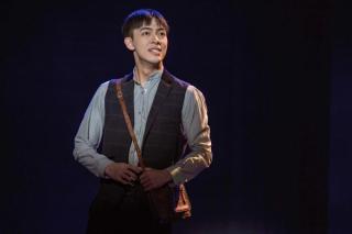 Leon Hong穿著深藍背心扮演一個激動的角色。