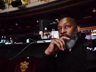 Omar在劇院裡執導一場演出。