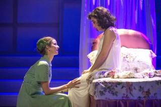 Leonie在一個美麗的舞臺上扮演Clara的媽媽。