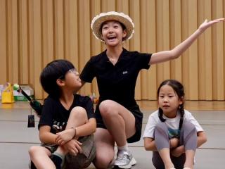 三個不同年齡的孩子一起表演。