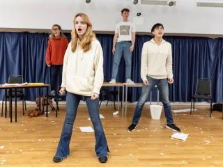 一群音樂劇學生在排練他們的呈現