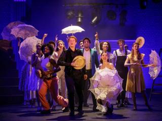 Ryan 帶領一些歌手,在音樂會上表演。