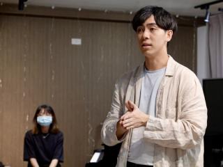 Leon Hong explained a vocal technique.