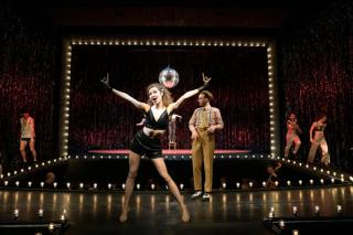 Leonie在歌舞表演的舞臺上跳舞和唱歌。