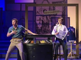 Rob在義大利場景的舞臺上被他的兒子震驚了。