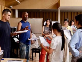 Omar和Davies與演員一起排練。