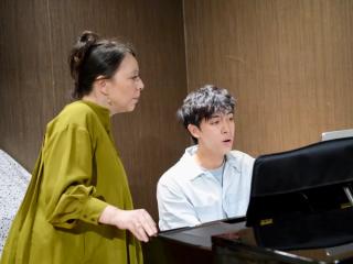 Leon coaching a student in green.