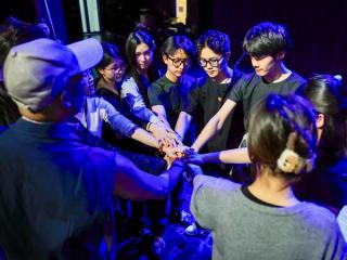 學生們在側台準備演出