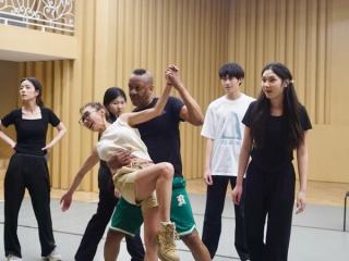 Omar教一位中國學生跳舞