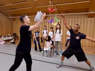 Omar和Davies示範舞蹈片段。