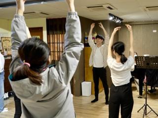 Leon Hong 帶大家肢體暖身。