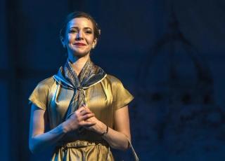 Leonie穿著金色連衣裙表演情感強烈的角色。