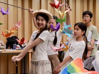 美麗的年輕女演員扮演Mary Poppins。