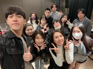 Leon Hong 與醒吾科大的學員們合影。