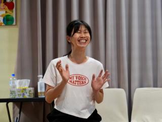 賴小姐因音樂劇課程而興奮不已。