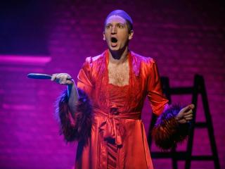 Ryan 扮演一個驚訝的變裝皇后。