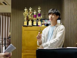 Leon coached a singer with the pianist.