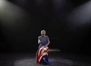 Leonie在黑暗的舞臺上扮演一個戲劇性的場景。